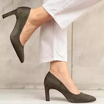 Модные женские туфли на каблуке цвета хаки из замши