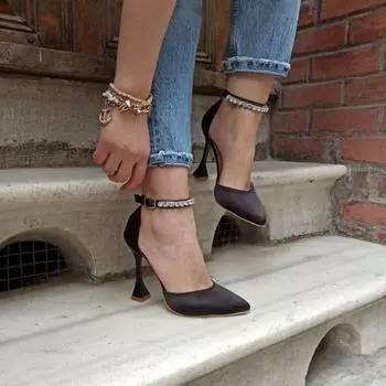 Модные женские туфли на каблуке с черным атласным камнем на щиколотке Каблук 11 см до щиколотки