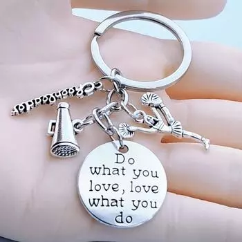 Модный брелок для ключей с изображением чирлидера, чирлидер, подбадривающий трубач, чирлидер, соревнование, подбадривающий брелок, рюкзак, подвеска