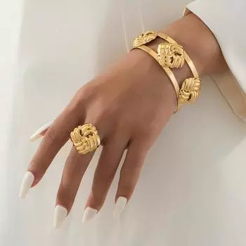 Модный комплект женских украшений золотой