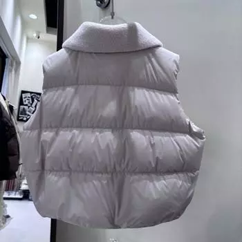 МОДНЫЙ короткий жилет для женщин 2024 года, зима, новый модный жилет из овечьей шерсти с отворотами, белый утиный пух, модная одежда S чёрный