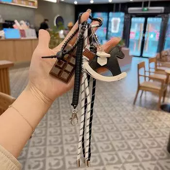 Модный кожаный брелок-качалка: Плетеный шнурок ручной работы и шарм в парном стиле