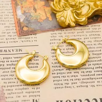 Модный легкий роскошный нишевый дизайн U-образной формы с гладкой поверхностью из нержавеющей стали, покрытый 18-каратным золотом, темпераментные серьги высокого класса золотой