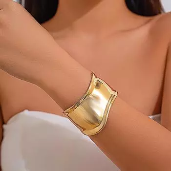 Модный нерегулярный гладкий широкий металлический браслет – европейский и американский стиль Bracelet 2528 золотой