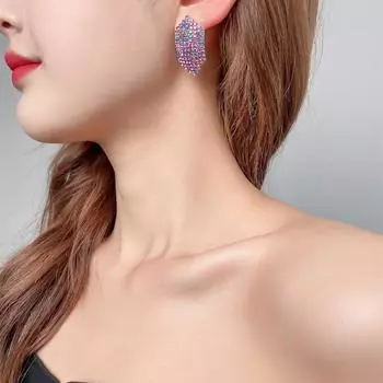 Модный темперамент Новые универсальные серьги в форме ромба, инкрустированные бриллиантами Простые нишевые серьги Украшения для ушей «Холодный ветер» разноцветный