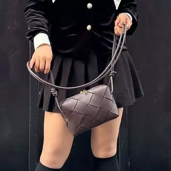 Модный тренд 2024 года: Маленькая квадратная сумка-кошелек из коровьей кожи ручной работы с узлом через плечо 22*18*8cm