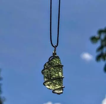 МОЛДАВИТСКОЕ ОЖЕРЕЛЬЕ В ЗОЛОТЕ! Натуральный чешский кулон с тектитом 12 карат. Синергия 12 Чакра Кристалл. Метафизические украшения. Инопланетный метеорит, проволочная обмотка. 18 inch зелёный