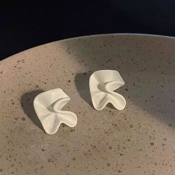 Молочно-белые универсальные серьги с геометрическим узором и неровными морщинами для женщин