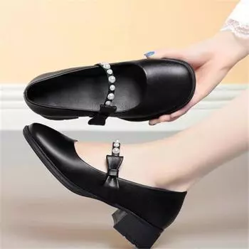 Mom shoes soft sole soft surface 2025 spring new comfortable middle-aged spring and autumn women one-word buckle casual versatile single shoes 35