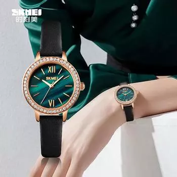 Момент красивая женщина часы ins легкие роскошные трендовые маленькие зеленые часы взрыв ниша высокие чувства часы женщина