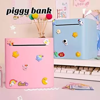 Можно легко положить как монеты, так и банкноты. Изготовлен из утолщенной нержавеющей стали, высококачественного материала, прочного и устойчивого к падению. Углы защищены. S