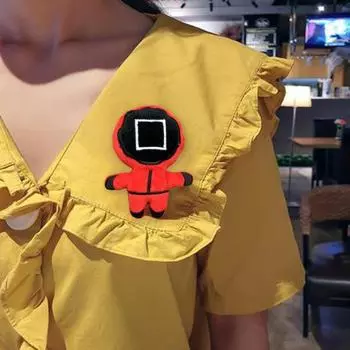 Мягкая плюшевая брошь в виде куклы из мультфильма, коллекционная брошь-булавка, вдохновленная корейским фильмом, подарок для мальчиков, девочек, подростков, поклонников фильмов красный