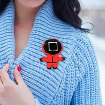 Мягкая плюшевая брошь в виде куклы из мультфильма, коллекционная брошь-булавка, вдохновленная корейским фильмом, подарок для мальчиков, девочек, подростков, поклонников фильмов красный