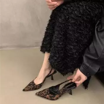 Мягкая подошва не устает от ног, свежие и элегантные высокие каблуки 2025 мода новая супер фея леопардовый принт маленький мужчина показывает высоту сандалии женщины 35 леопардовый