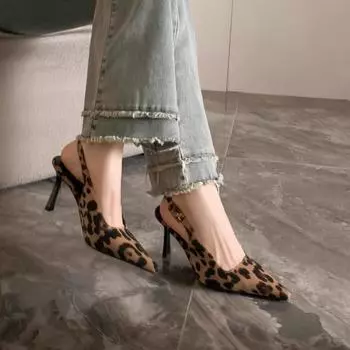 Мягкая подошва не устает от ног, свежие и элегантные высокие каблуки 2025 мода новая супер фея леопардовый принт маленький мужчина показывает высоту сандалии женщины 35 леопардовый