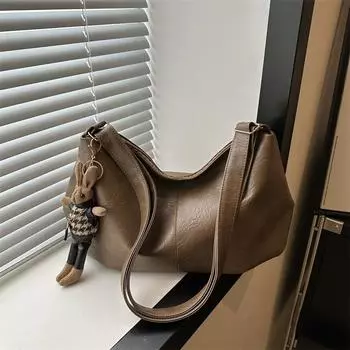 Мягкая поверхность, большая емкость, текстура 2024, новая популярная модная повседневная иностранная сумка-мессенджер с подвеской, зимняя женская сумка через плечо