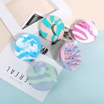 Мягкая силиконовая головка щетки с камуфляжным глубоко очищающим шампунем стимулирует массаж кожи головы, уменьшая перхоть и способствуя росту мягкой зелени.