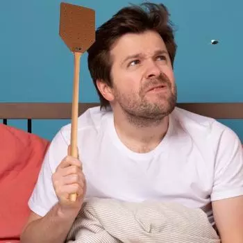 Мухобойка из искусственной кожи с деревянной ручкой и заклепками из нержавеющей стали Портативная мухобойка для надежного использования коричневый