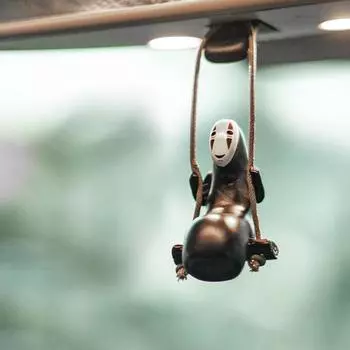 Мультфильм Аниме Безликий Качающийся на Качелях Автомобильный Подвесной Украшение Зеркало Заднего Вида Креативный Аксессуар Для Интерьера Автомобиля Украшение