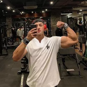 Muscleguys, новый спортивный топ с v-образным вырезом, дышащая футболка для бега, фитнеса, профессиональных тренировок, футболка с короткими рукавами M чёрный