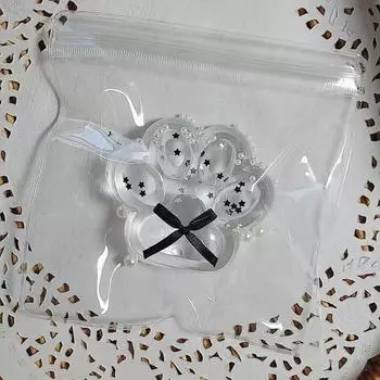 Мутные прозрачные кошачьи когти, сжимающие веселую медленную декомпрессию, детская игрушка