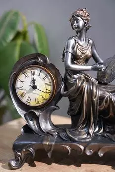 Muyika Artista Дизайнерские настольные часы из полиэстера серые женские фигурки