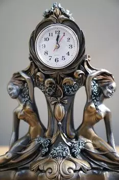 Muyika Donna Дизайнерские настольные часы из полиэстера серые женские фигурки