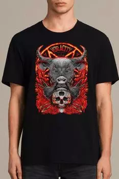 Мужчина Черный Бык и Череп