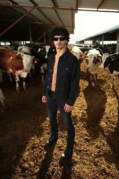 Мужская джинсовая куртка стандартного кроя на пуговицах черная