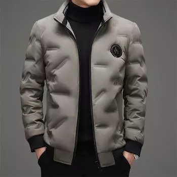 Мужская куртка-пуховик — простая и повседневная, зимняя одежда для папы среднего возраста — легкая и короткая, с воротником-стойкой, утепленная и непромокаемая. M