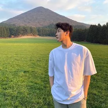 Мужская однотонная футболка из плотного хлопка с короткими рукавами. Летняя мужская базовая свободная рубашка с короткими рукавами. S чёрный