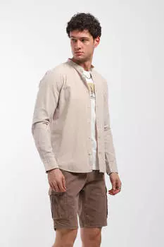 Мужская однотонная рубашка с длинным рукавом и воротником бежевая