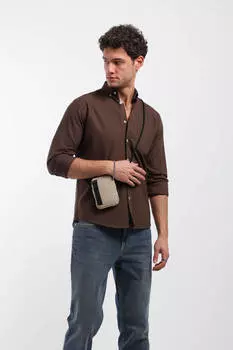Мужская однотонная рубашка с карманом и длинным рукавом коричневая