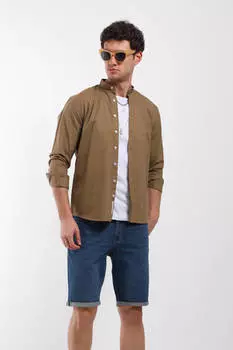 Мужская рубашка с длинным рукавом и воротником светло-коричневого цвета