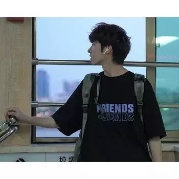 Мужские футболки с коротким рукавом с буквенным графическим принтом, модные футболки с короткими рукавами, мужская одежда, повседневная футболка, мужские летние топы в корейском стиле ретро для M чёрный