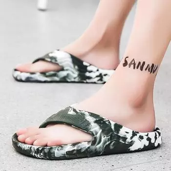 Мужские шлепанцы лето 2025 новые домашние нескользящие верхняя одежда износостойкие толстые подошвы наступая на дерьмо ощущение защемления ног пляжные сандалии 40