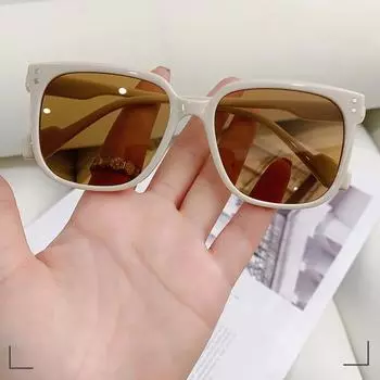 Мужские солнцезащитные очки, новая корейская версия GM, мужские и женские ретро-модные квадратные модные солнцезащитные очки с рисовыми гвоздями в одном и том же тренде. чёрный