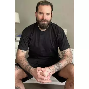 Мужской пижамный комплект с черным верхом и шортами