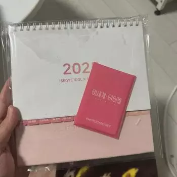 Мы продаем товары для айдолов из другого мира + 5 наклеек Supreme