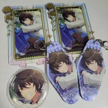 Мы продаем вращающийся акрил Ansta Sakuma Ritz, значки Ivecore Can и брелоки для отелей.