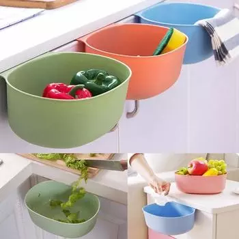 На двери кухонного шкафа висит большой мусорный бак, европейский пластиковый ящик для хранения без крышки зелёный