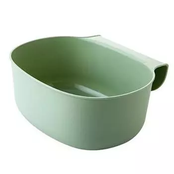 На двери кухонного шкафа висит большой мусорный бак, европейский пластиковый ящик для хранения без крышки зелёный