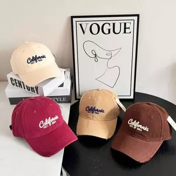 На открытом воздухе можно увидеть старые потертые бейсболки с буквами алфавита для женщин, модные широкополые кепки, солнцезащитные козырьки, зонты от солнца и небольшие кепки с козырьком. M56-58cm чёрный