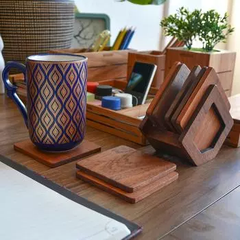 Набор деревянных подставок из орехового дерева с подставкой — 8 предметов — ореховое дерево — 8,4 см x 8,4 см x 0,6 см(час) - ВУДСАКА