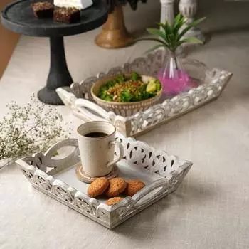 Набор из 2 резных декоративных сервировочных подносов ручной работы из МДФ из дерева манго с белой отделкой из Флориды.