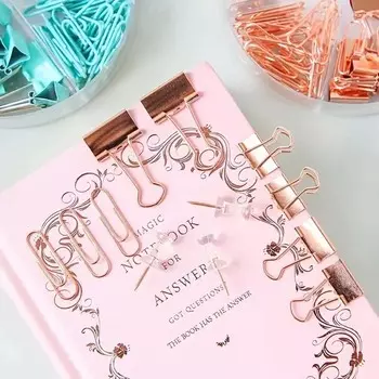 набор скрепок и папок, металлические папки разных размеров, симпатичные канцелярские принадлежности, настольные аксессуары розовый