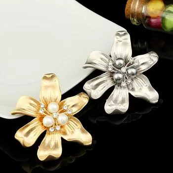 Национальная шестиклапанная брошь-цветок для женщин, ретро-матовая жемчужина, брошь, универсальный антибликовый костюм с аксессуарами