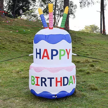 Надувной праздничный торт с зажженными свечами