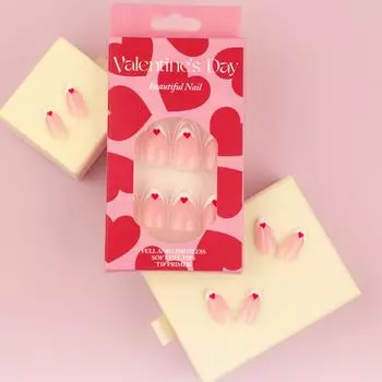 Накладные ногти с полным покрытием и рисунком в виде сердца. Французские советы по акриловому маникюру для модных женщин, ищущих маникюр своими руками.