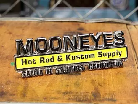 Наклейка-эмблема Mooneyes MOONEYES с двухсторонним скотчем_SC-MG078-MON